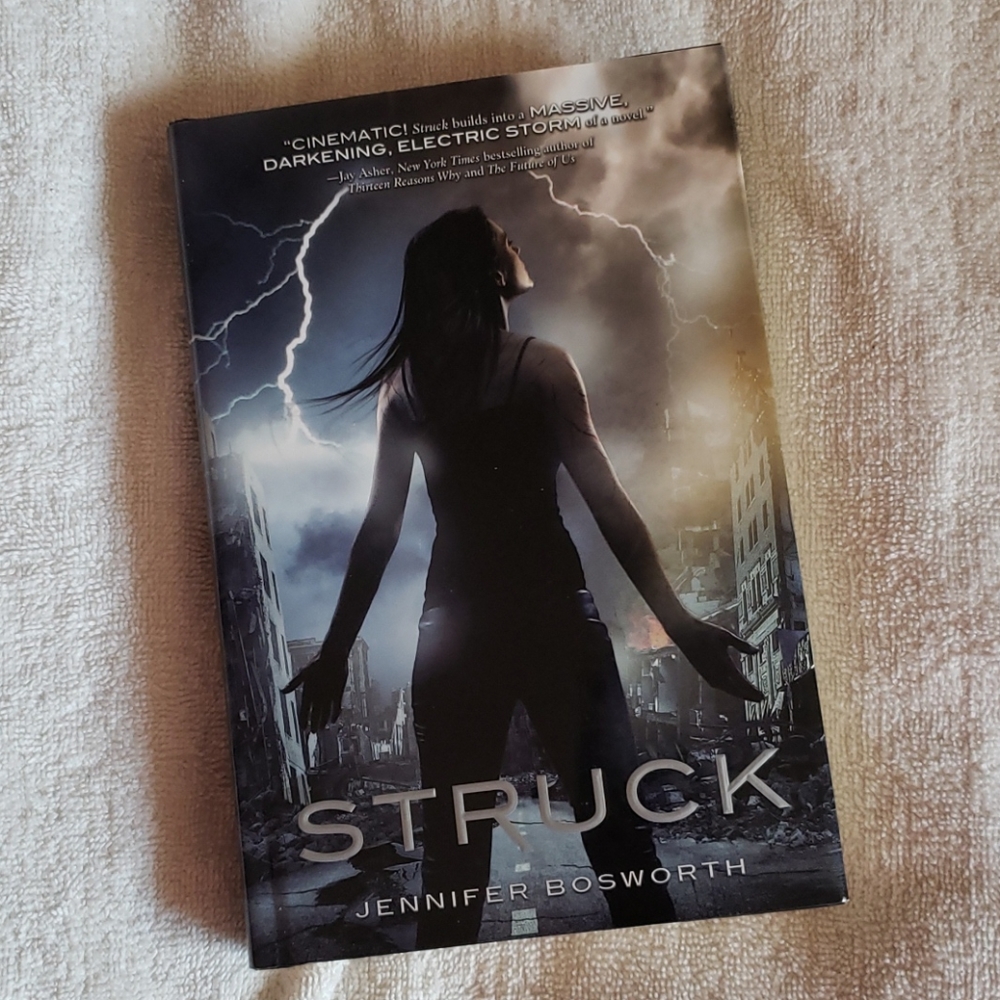 📚 Struck by Jennifer Bosworth